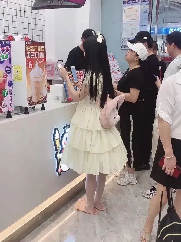 妹子窮的絲襪都破了！插圖10