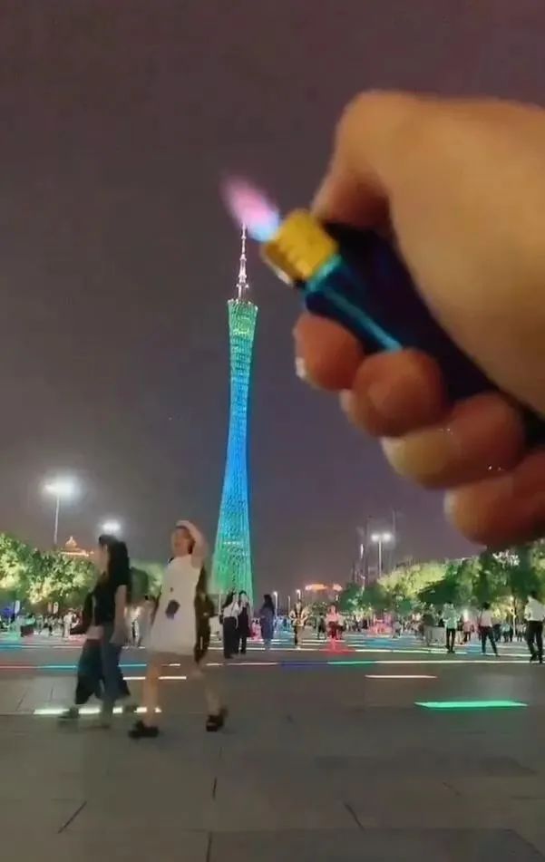 妹子窮的絲襪都破了！插圖22